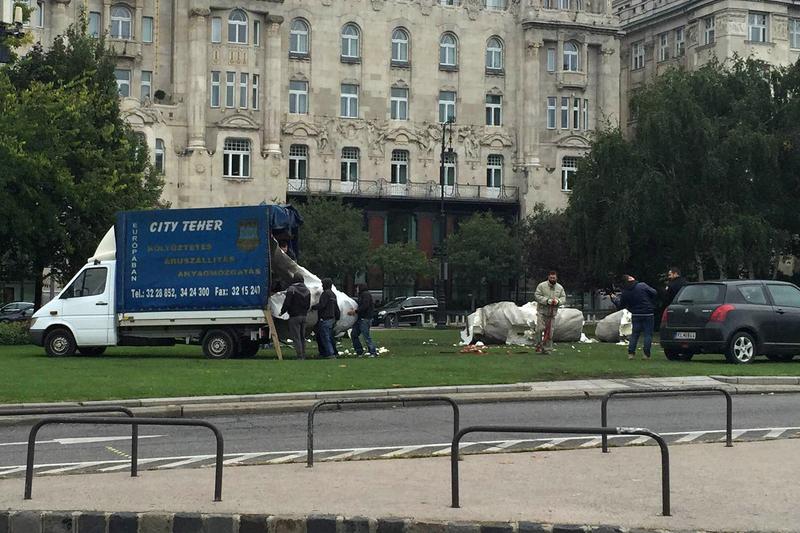 Illustration for article titled To Whom It May Concern: Please Remove This Ugly Piece of Sh.. Art From The Middle of Budapest